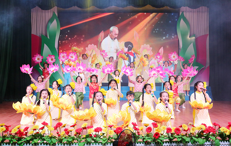 Tiết mục văn nghệ khai mạc Ngày hội Văn hóa thiếu nhi các dân tộc tỉnh Kiên Giang lần thứ VIII năm 2021 do các em trong đội ca múa Nhà Thiếu nhi Kiên Giang biểu diễn.